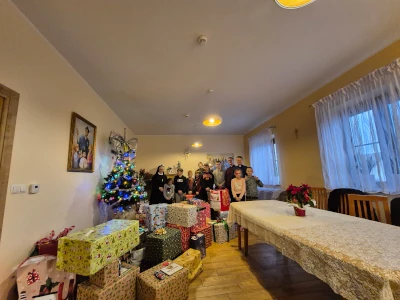 Przekazanie paczek dla dzieci Domu Dziecka w Pacanowie jako Dar Serc Parafian Bożego Ciała